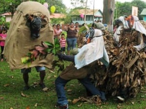 Boruca diablitos fight with Spanish bull in Fiesta de los Diablitos