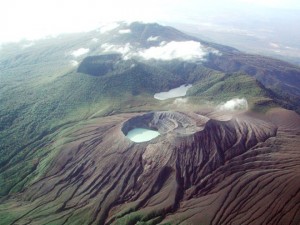 Rincon-de-la-Vieja-Volcano-and-Santa-Maria-crater-300x225