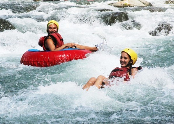 River Tubing on the Savegre River in Costa Rica / photo by H2O Adventures