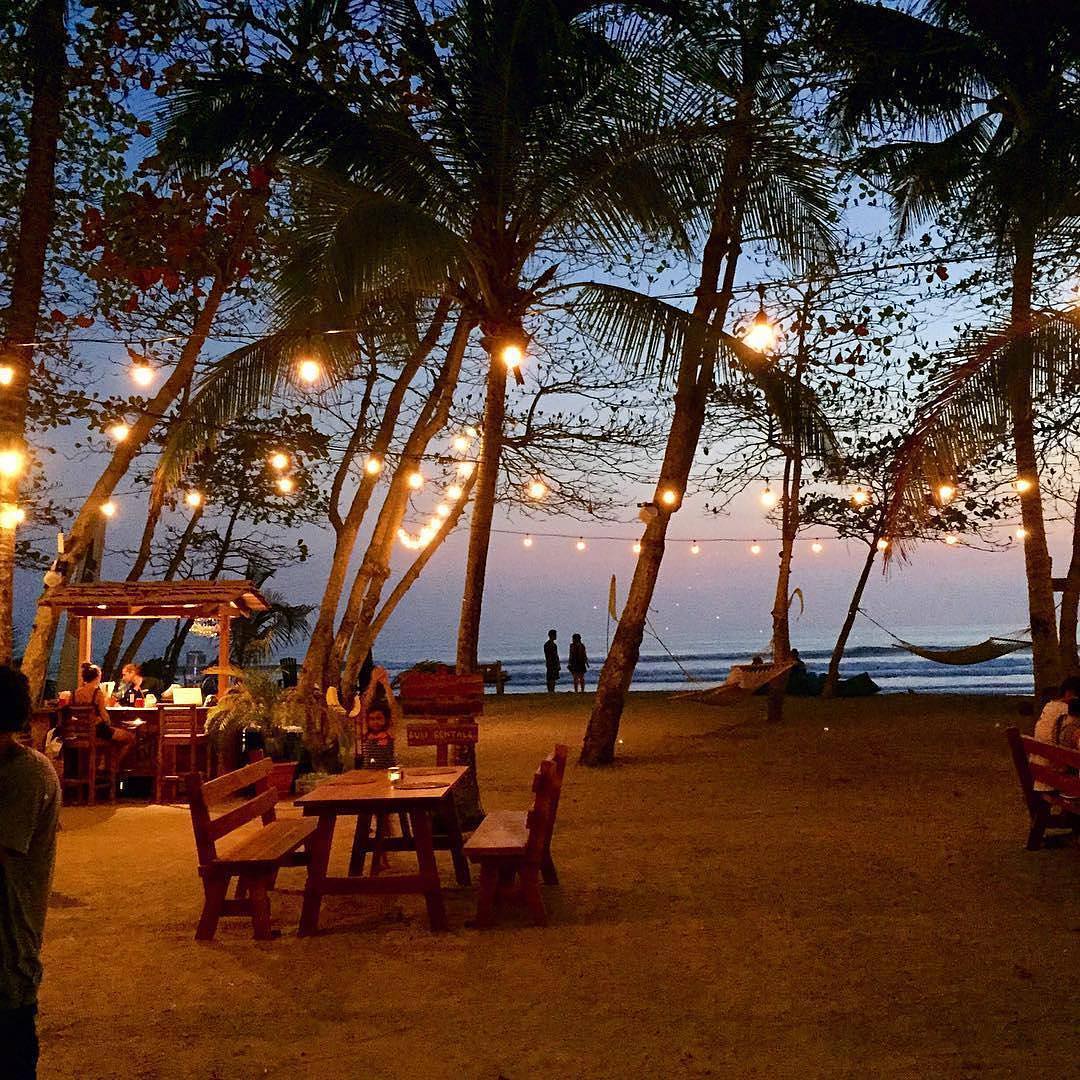 Dining on the beach at Pranamar Villas, photo by lucianoriotti.